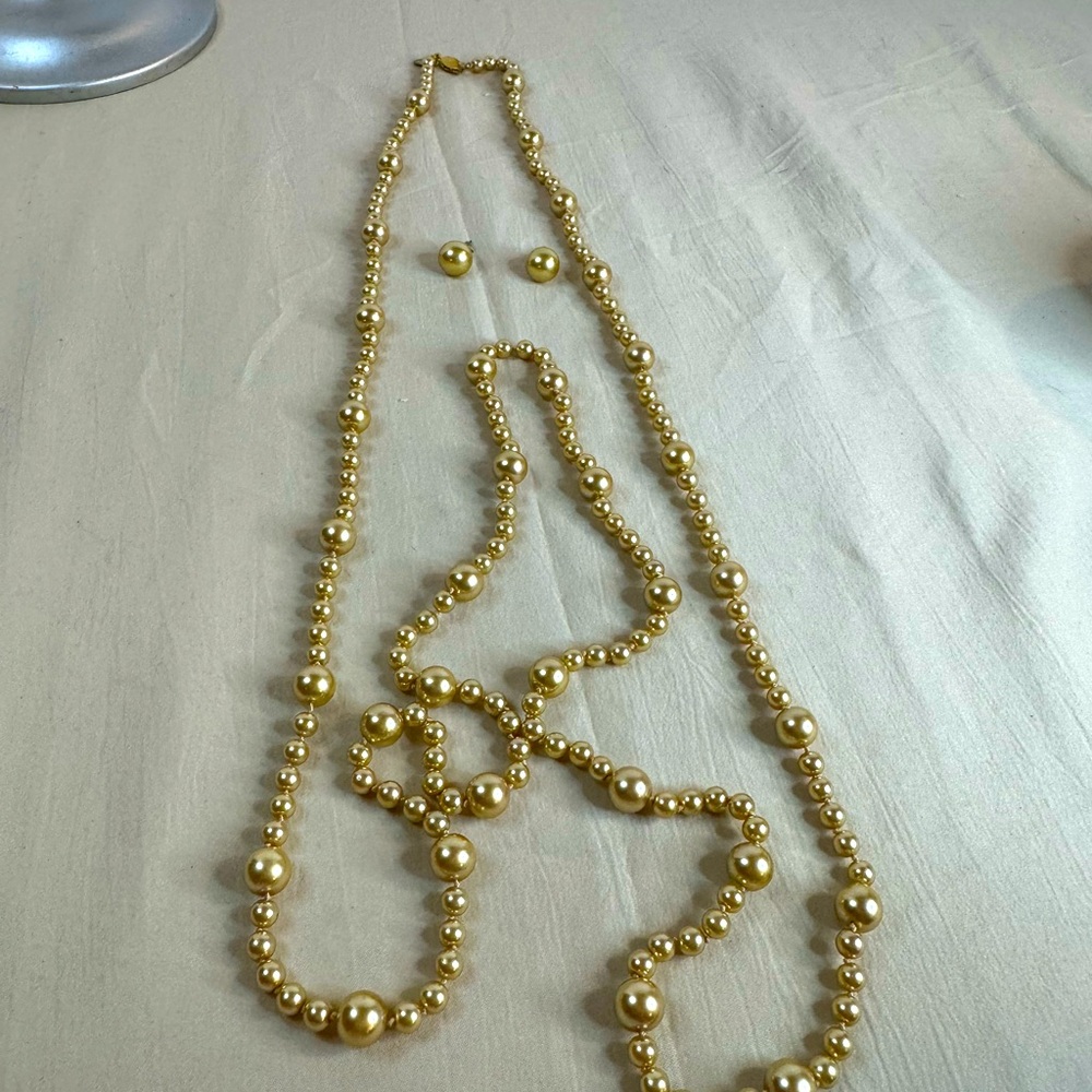 glass beads necklace 60” long and matching post earrings set NWOT VTG